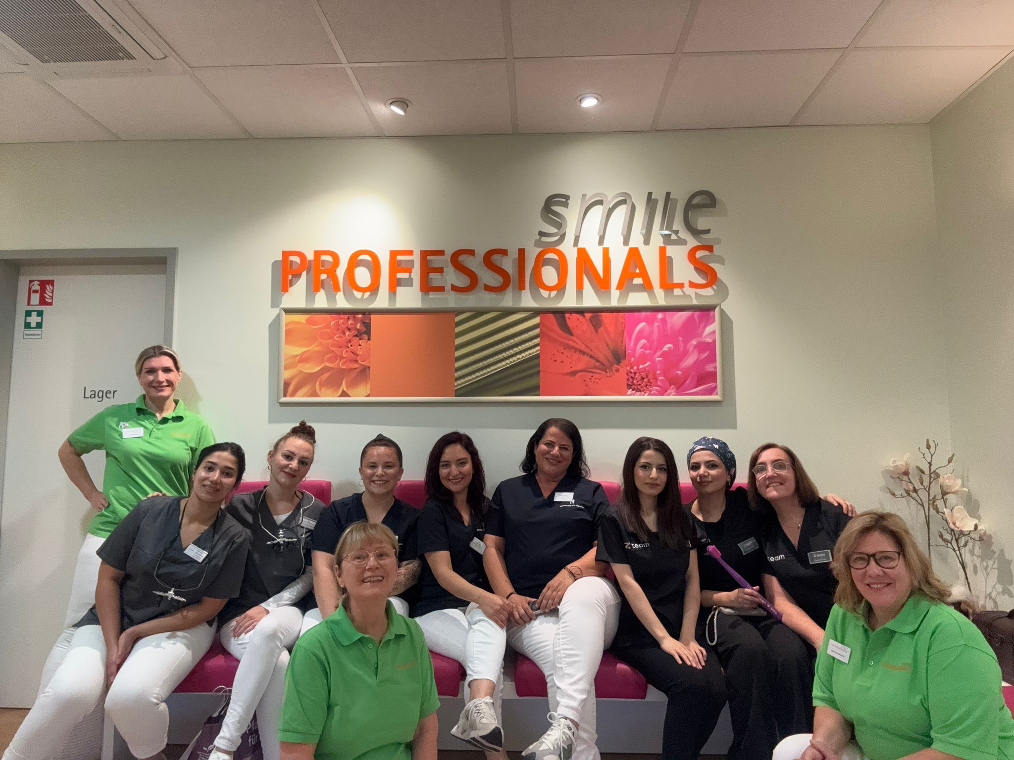 Das smilePROFESSIONALS Schulungsteam nach erfolgreicher Weiterbildung in Duisburg – engagiert, kompetent und bereit für die professionelle Umsetzung im Prophylaxe-Bereich.
